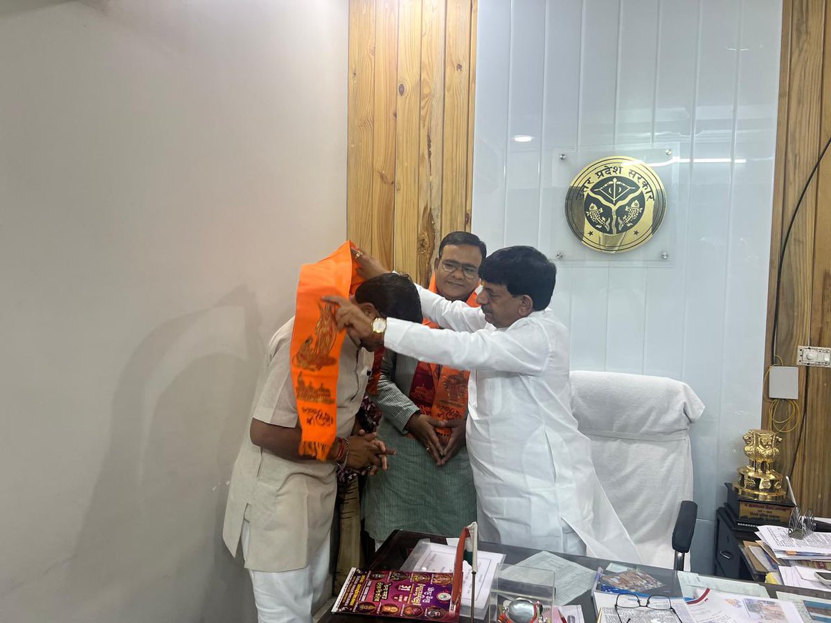 #Noida: 31 अगस्त को आयोजित होने जा रहे ‘विराट वैश्य महासम्मेलन’ के संबंध में अंतरराष्ट्रीय वैश्य संगठन के अध्यक्ष <a href="/Vinay_Agarawal/">Vinay Agarawal</a> ने <a href="/UPGovt/">Government of UP</a> में कैबिनेट मंत्री <a href="/KAPILDEVAGARWA1/">KAPIL DEV AGARWAL</a> को कार्यक्रम में मुख्य अतिथि के रूप में आमंत्रित किया। इस मौके पर मंत्री ने भी उनका स्वागत किया।