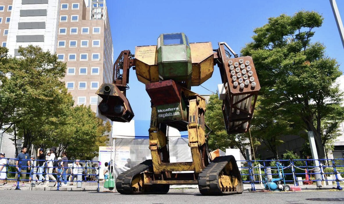 There is something wrong with the hydraulic system of this robot. So, is there anyone who can examine the hydraulic system of this robot?

#MegaBots #メガボッツ #giantrobo