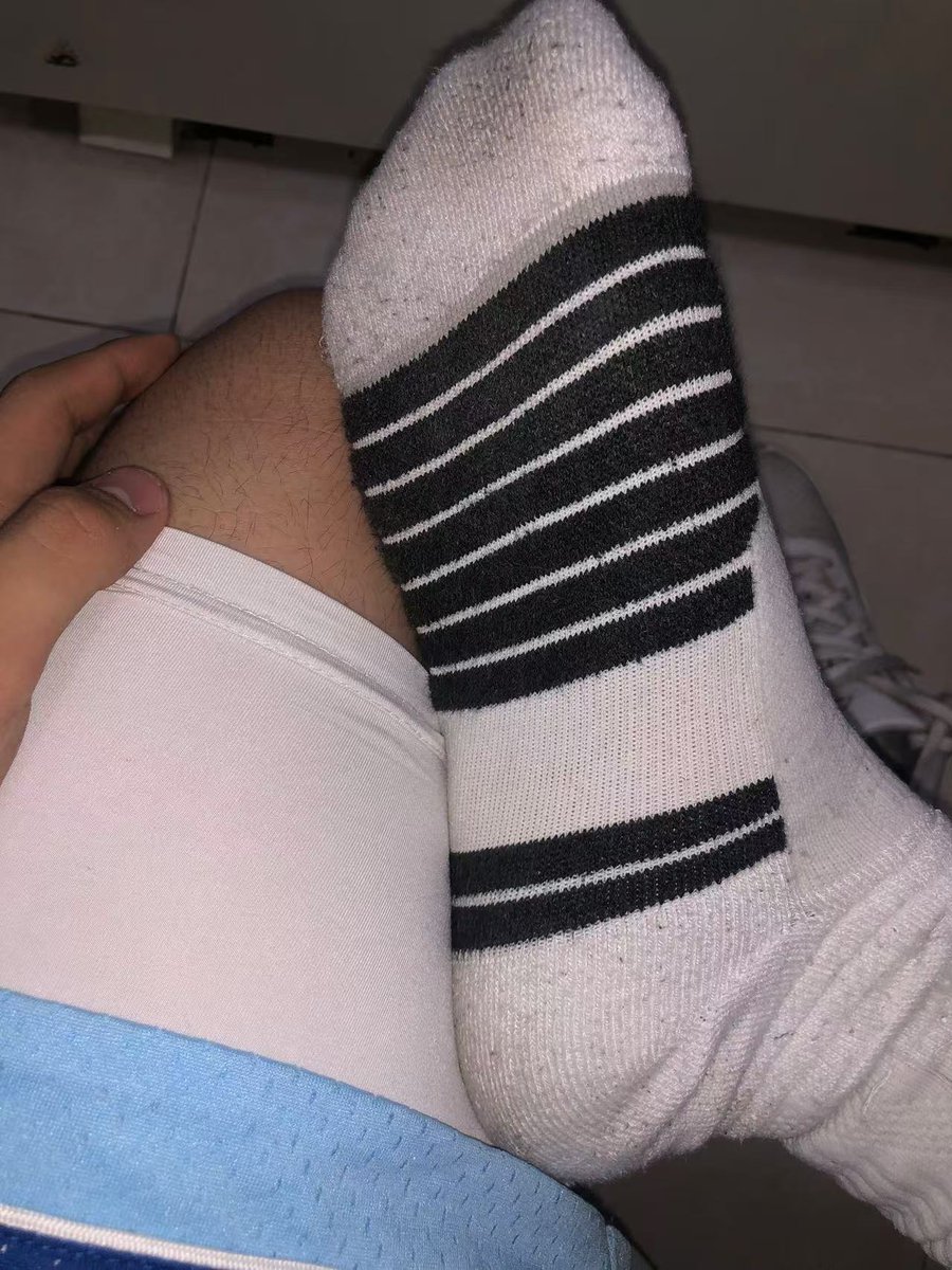 有些所谓“篮球体育生”s一双实战篮球鞋都没有 全是干净的aj板鞋 一年估计都没碰过球 这种的别来骗钱了