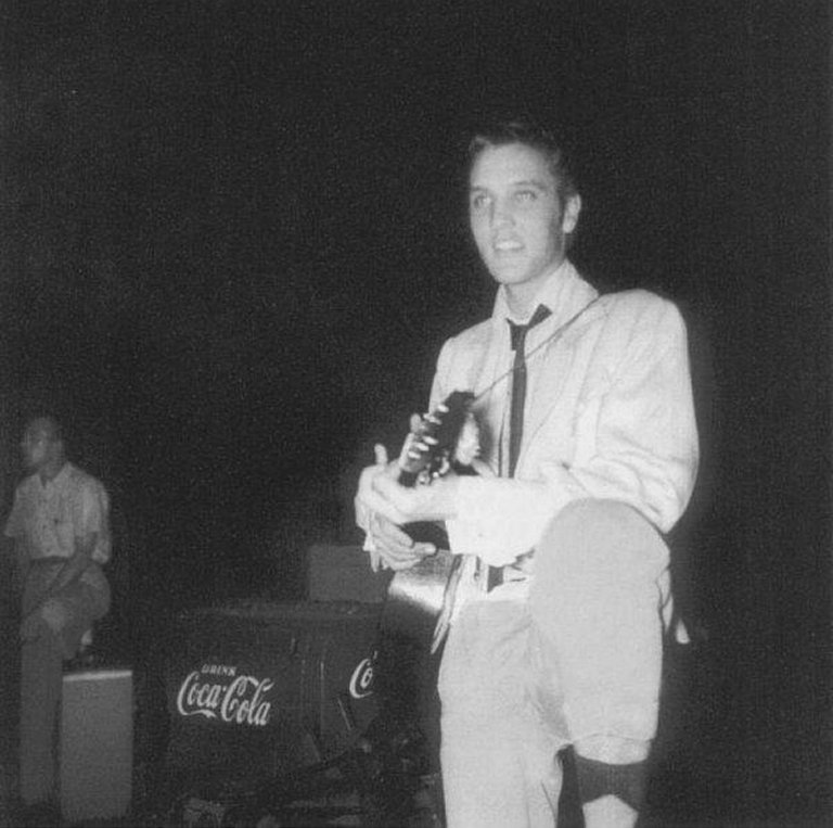 AboutElvis's tweet photo. ON THIS DAY
July 30, 1954.
Elvis performed at the Overton Park Shell, Memphis.
#Elvis #Elvis1954 #ElvisPresley #ElvisHistory #Elvistheking #Elvis2025 https://t.co/QgzHzgB5QH