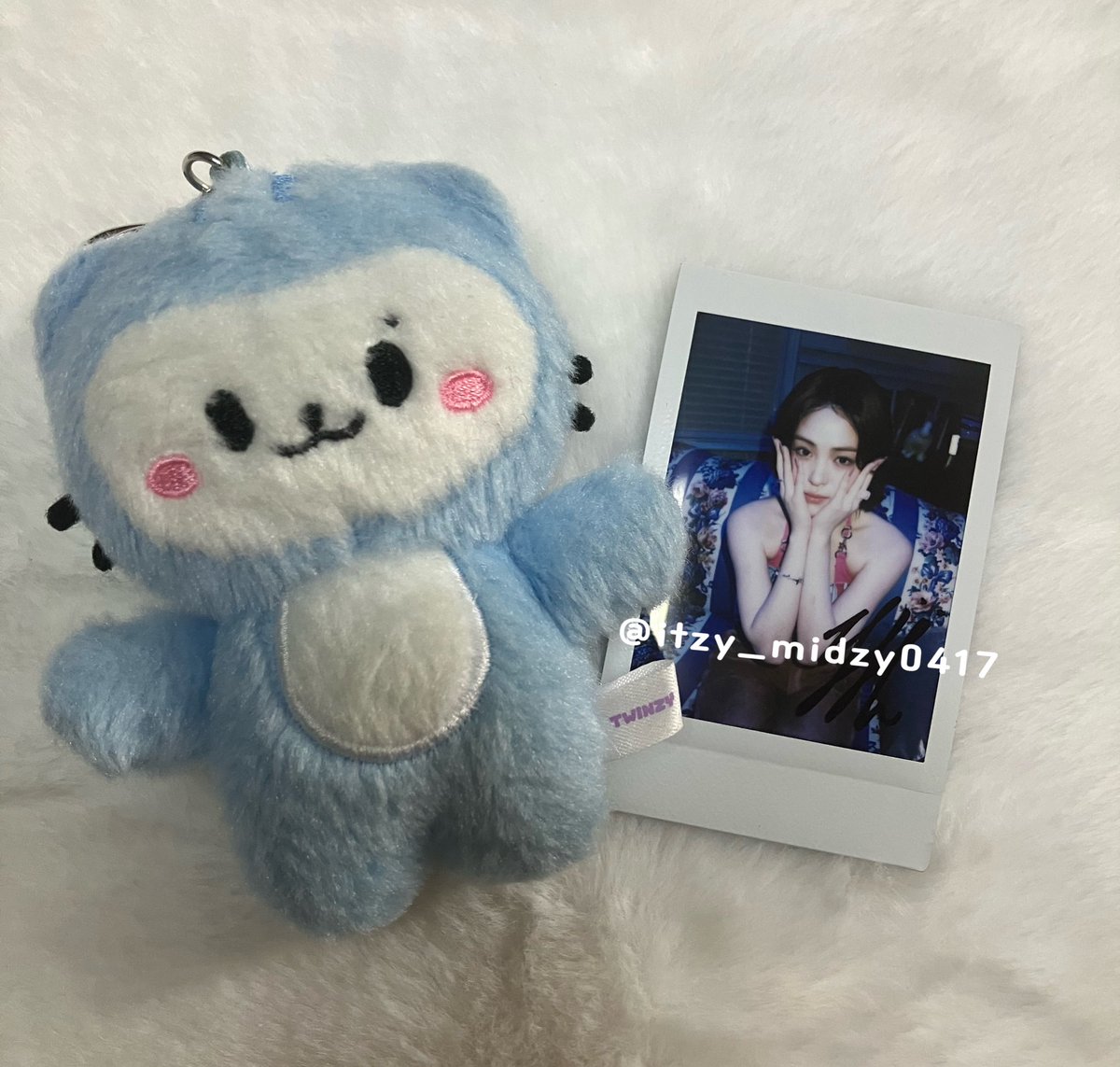 itzy_midzy0417's tweet image. 류지니 첫 싸폴🥹 
너무 이쁘고 감사합니다🫠🫶
#FAVESHOT #ITZY