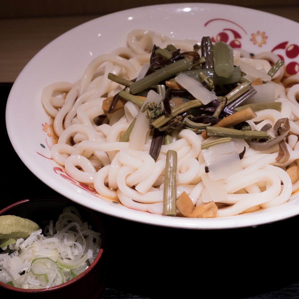 最近、冷たいうどんにはまってます
暑くて食欲落ちても平気で食べられます
#冷し山菜うどん 美味しいです😇 #いろり庵きらく