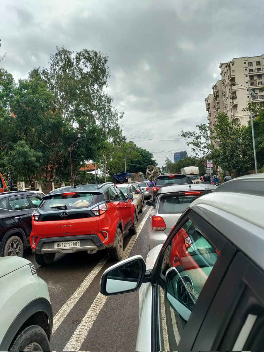 DrTPSingh's tweet photo. A long traffic jam on Baner- Mahalunge -Hinjawadi road is a  daily event due to rough road conditions and without any traffic management. Needs to work on Baner-Mahalunge-Hinjawadi Road, Photo today at 10 AM
#PuneTraffic #timesofindia #pune #pmc https://t.co/SsOEsetTjR