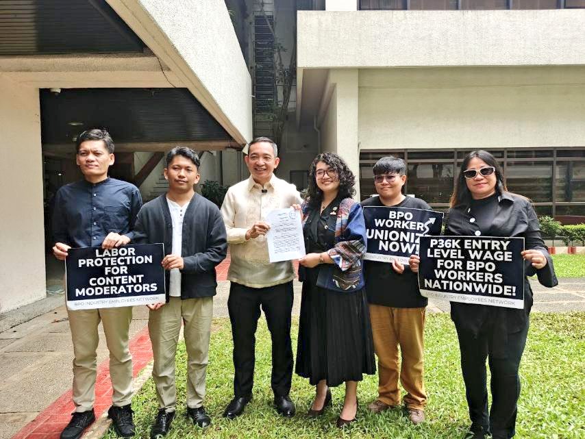 TINGNAN: Makabayan Bloc, inihain ang panukalang National Minimum Wage Act na nagsusulong ng P1,200 na across-the-board daily minimum wage para sa mga manggagawa. | via Isa Avendaño-Umali, DZBB/GMA Integrated News

📷: Makabayan Bloc