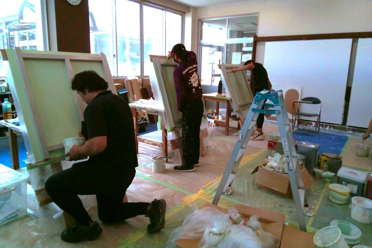 miyakun525583's tweet image. 今日は建築塗装科の訓練日です。養生をしない状態で、内側の面を汚さないように枠のみを塗装する訓練です。
皆、真剣な面持ちで筆を動かしています。仕事中にゆっくり基本を学ぶ事は難しいですが当訓練校で年間38日間の訓練を重ねて技術を身に付けていくのです。＃建築塗装　＃技能士　＃職人