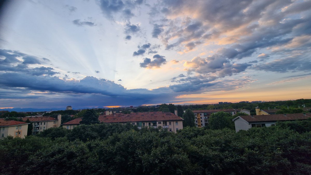 Buona giornata da #Milano a #tuttituttitutti.
#sguardoalcielo
#30luglio
