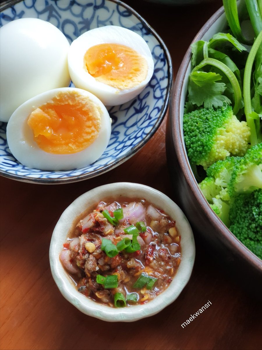 เบื่อกับข้าวแนะนำไข่ต้มกับพริกน้ำปลาป่นแกล้มด้วยผักสด ทำง่ายมากๆ
-ผสมน้ำปลา น้ำมะนาว ปลาป่น พริกป่น หอมแดงซอย คนให้เข้ากัน โรยหน้าด้วยต้นหอมซอย แค่นี้ก็อร่อยแล้วค่ะ