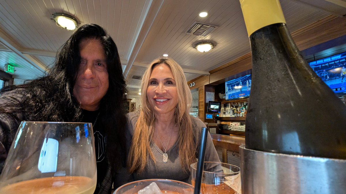 realtvfilms's tweet image. #Tsunamiwarning in #manhattanbeach is not a thing... All is safe on the west coast... meanwhile at #fishbar with Kristina