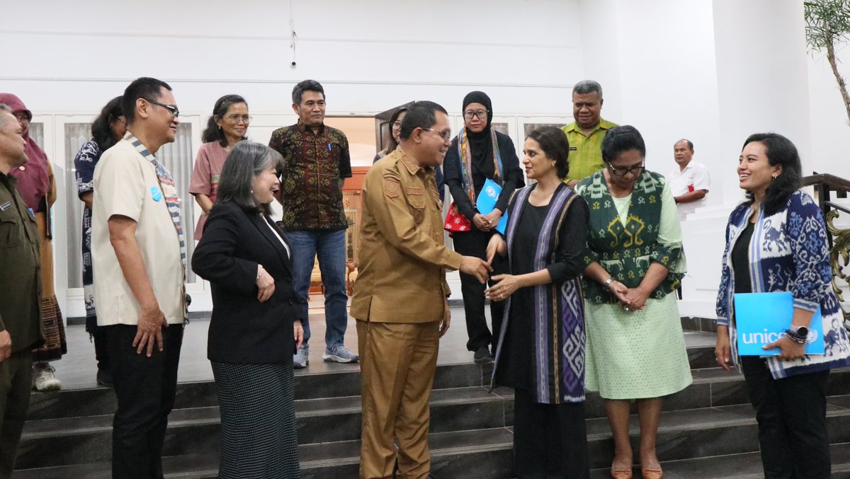 UNICEFIndonesia's tweet photo. Diskusi yang penuh makna hari ini antara RD @UNICEF_EAPRO @JuneUNICEF, Perwakilan @UNICEFIndonesia  @maniza_zaman, dan Gubernur Nusa Tenggara Timur, Bapak Melki Laka Lena 🤝 https://t.co/A1zEUeNsse