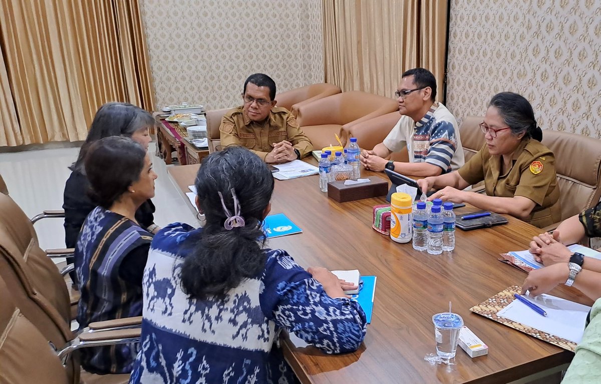 UNICEFIndonesia's tweet photo. Diskusi yang penuh makna hari ini antara RD @UNICEF_EAPRO @JuneUNICEF, Perwakilan @UNICEFIndonesia  @maniza_zaman, dan Gubernur Nusa Tenggara Timur, Bapak Melki Laka Lena 🤝 https://t.co/A1zEUeNsse