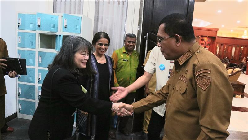 UNICEFIndonesia's tweet photo. Diskusi yang penuh makna hari ini antara RD @UNICEF_EAPRO @JuneUNICEF, Perwakilan @UNICEFIndonesia  @maniza_zaman, dan Gubernur Nusa Tenggara Timur, Bapak Melki Laka Lena 🤝 https://t.co/A1zEUeNsse