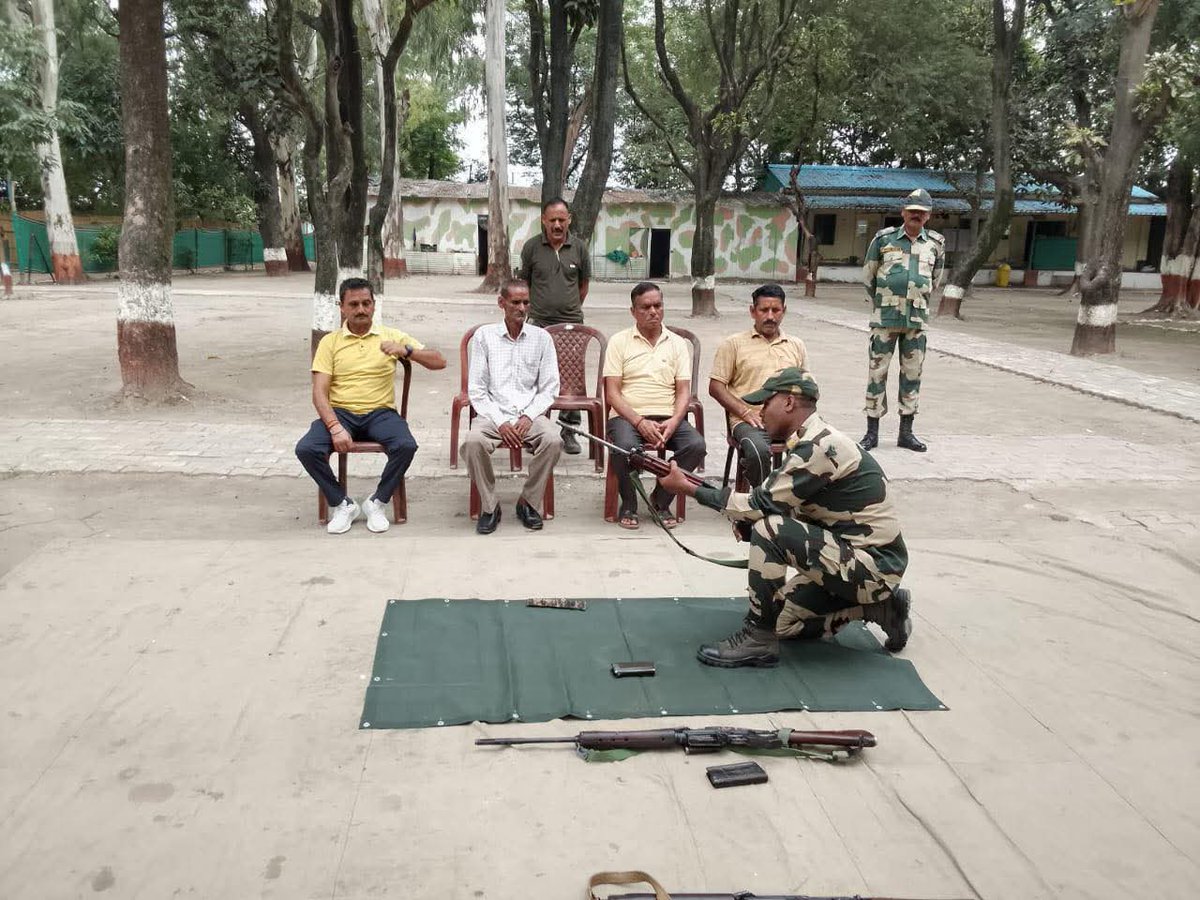 bsf_jammu's tweet image. अखनूर के सीमावर्ती क्षेत्र में विलेज डिफेंस गार्ड्स (वीडीजी) के लिए एक प्रशिक्षण कार्यक्रम आयोजित किया गया, प्रशिक्षण में मुख्य रूप से हथियार संचालन, स्थिति जागरूकता, और सुरक्षा खतरों का जवाब देने के कौशल सिखाए गए।

#BSF
#FirstLineofDefence