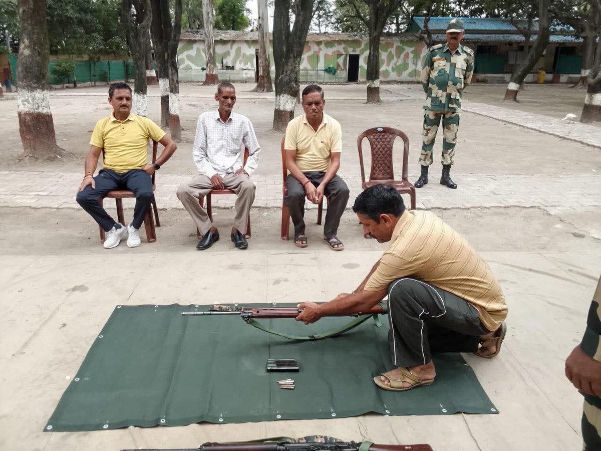 bsf_jammu's tweet image. अखनूर के सीमावर्ती क्षेत्र में विलेज डिफेंस गार्ड्स (वीडीजी) के लिए एक प्रशिक्षण कार्यक्रम आयोजित किया गया, प्रशिक्षण में मुख्य रूप से हथियार संचालन, स्थिति जागरूकता, और सुरक्षा खतरों का जवाब देने के कौशल सिखाए गए।

#BSF
#FirstLineofDefence