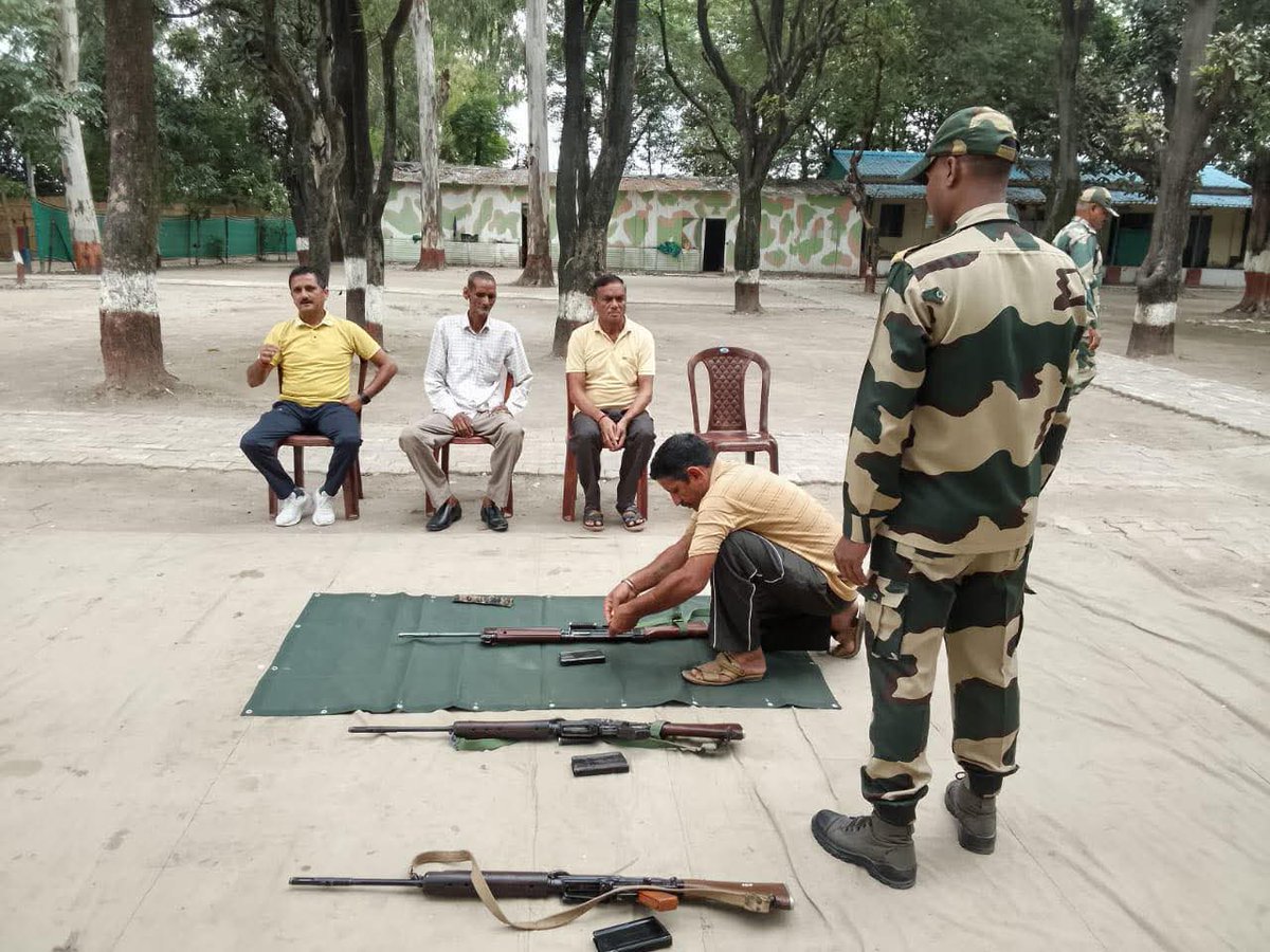 bsf_jammu's tweet image. अखनूर के सीमावर्ती क्षेत्र में विलेज डिफेंस गार्ड्स (वीडीजी) के लिए एक प्रशिक्षण कार्यक्रम आयोजित किया गया, प्रशिक्षण में मुख्य रूप से हथियार संचालन, स्थिति जागरूकता, और सुरक्षा खतरों का जवाब देने के कौशल सिखाए गए।

#BSF
#FirstLineofDefence
