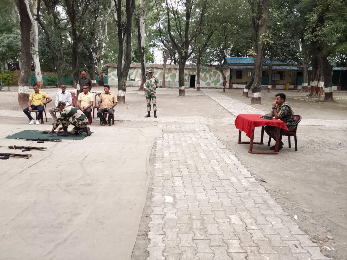 bsf_jammu's tweet image. अखनूर के सीमावर्ती क्षेत्र में विलेज डिफेंस गार्ड्स (वीडीजी) के लिए एक प्रशिक्षण कार्यक्रम आयोजित किया गया, प्रशिक्षण में मुख्य रूप से हथियार संचालन, स्थिति जागरूकता, और सुरक्षा खतरों का जवाब देने के कौशल सिखाए गए।

#BSF
#FirstLineofDefence