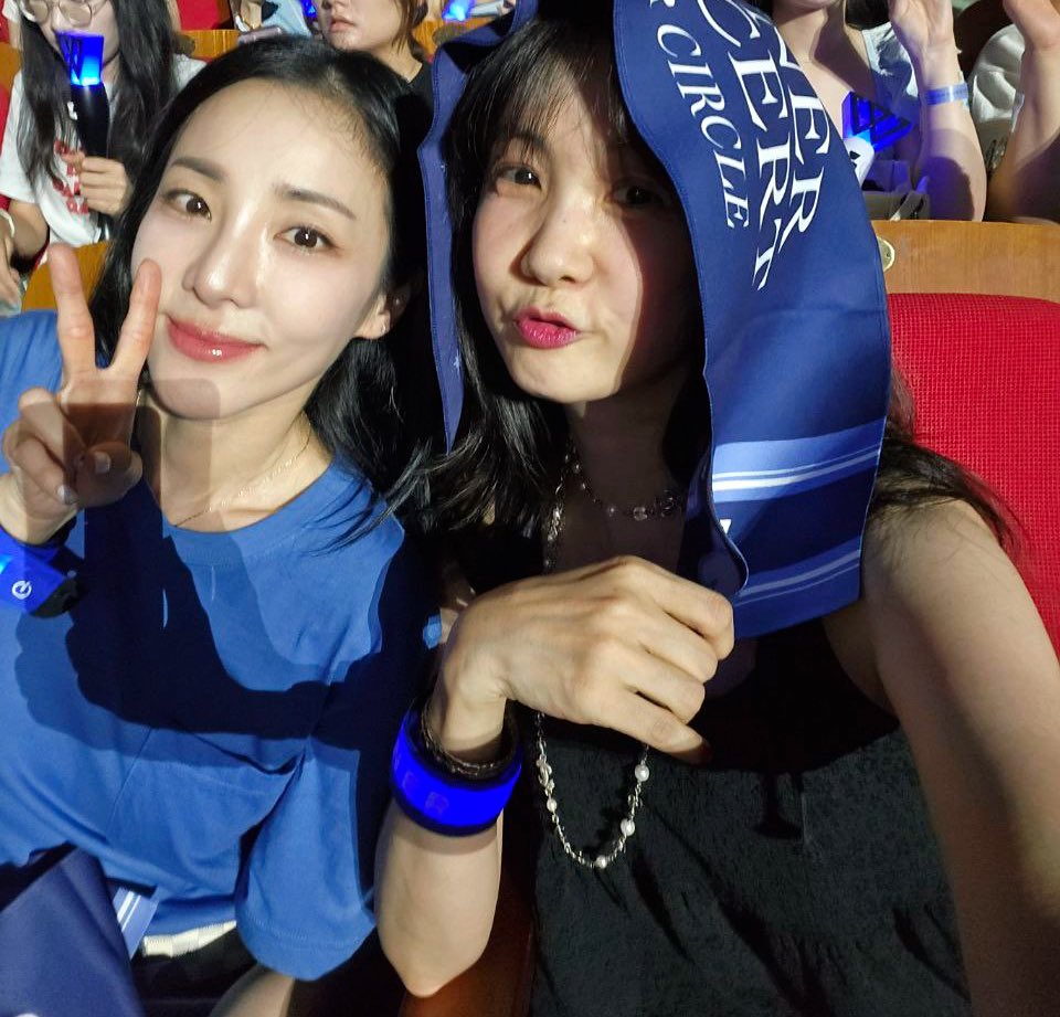 krungy21's tweet image. 소현언니랑~😆 위너 노래 때창도 하고 함성도 지르고 즐겁게 공연 보고 온날💙💙💙💙 위너 좋은 노래 너무 많아!!! 소현언니랑 나의 최애곡은 Island!!! 요즘 날씨랑 너무 어울리는 곡이네😁