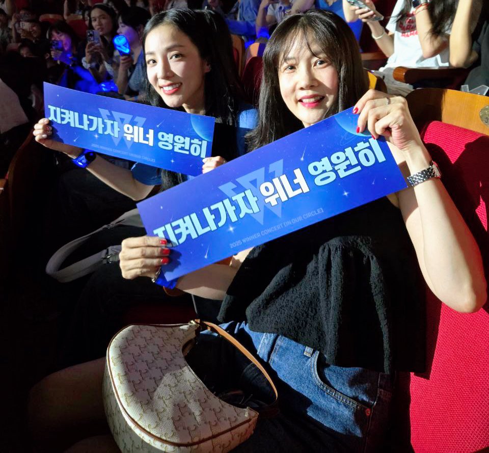 krungy21's tweet image. 소현언니랑~😆 위너 노래 때창도 하고 함성도 지르고 즐겁게 공연 보고 온날💙💙💙💙 위너 좋은 노래 너무 많아!!! 소현언니랑 나의 최애곡은 Island!!! 요즘 날씨랑 너무 어울리는 곡이네😁