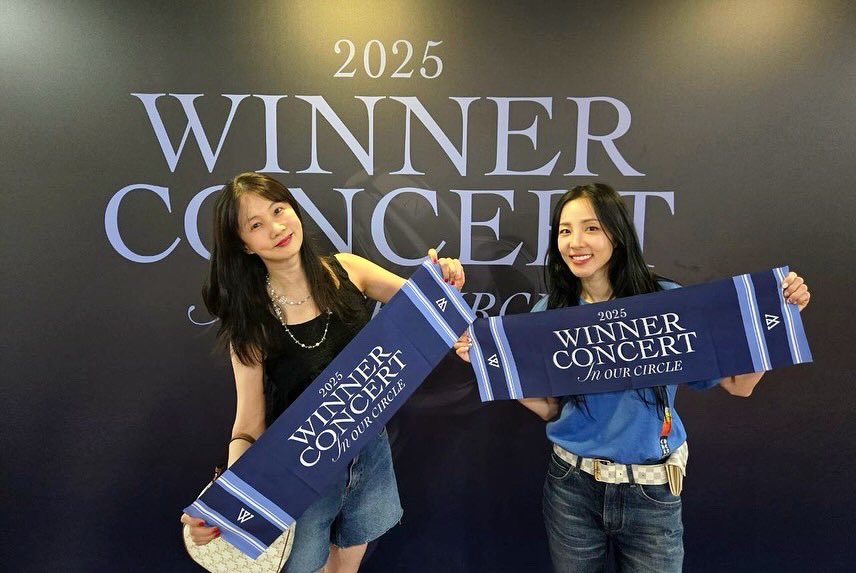 krungy21's tweet image. 소현언니랑~😆 위너 노래 때창도 하고 함성도 지르고 즐겁게 공연 보고 온날💙💙💙💙 위너 좋은 노래 너무 많아!!! 소현언니랑 나의 최애곡은 Island!!! 요즘 날씨랑 너무 어울리는 곡이네😁