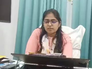 पहली तस्वीर में आलोक मौर्या हैं जिन्होंने अपनी पत्नी ज्योति मौर्य को पढ़ाया लिखाया SDM बनाया, लेकिन पत्नी ने अधिकारी बनते ही उनको धोखा दे दिया।

अब #आलोक_मौर्या ने यूपी में आयोजित  UPPSC RO/ARO की परीक्षा दी है और अधिकारी बनने की  कोशिश कर रहे हैं।

बहुत बहुत शुभकामनाएं .....🎉