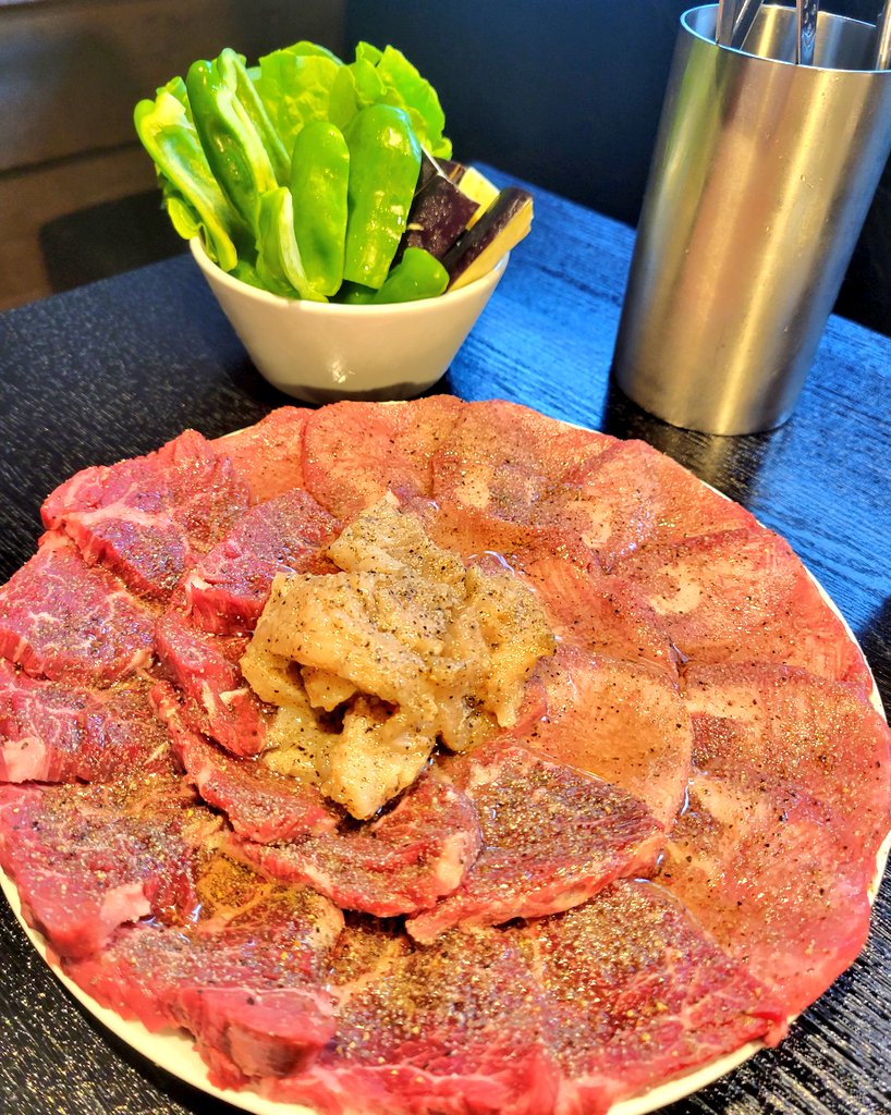 hideto0717's tweet photo. 昨日、お客様と一緒に「暴飲暴食」って言う焼肉屋さんに行ってきた!!
コースのみの提供だけどライスおかわりし放題だしカルビロースもおかわりOK。
何よりお肉全部美味しくて久しぶりに食い過ぎて帰り道がしんどくなった(笑)
本当にご馳走様でした🙇‍♂️
#四谷三丁目
#暴飲暴食 https://t.co/4thoYuQoxa