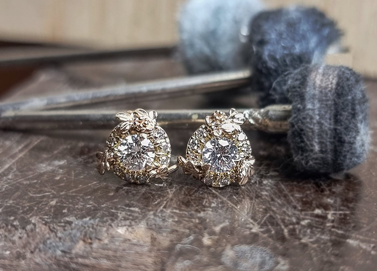 [작업일기]
이번 드로잉은 일상생활에서 착용하기 좋은 사이즈로 제작되어 어머니께 드리는 선물이 되었습니다 :)

이만큼 컸는데도 "고사리 손으로 만든걸 너 하지않고..." 라고 하셔서 크게 웃어버렸어요. 제가 품에 안겨있던 시간을 어떻게 갚겠어요...

14k yellow gold &amp; diamond
#jewelrydesign