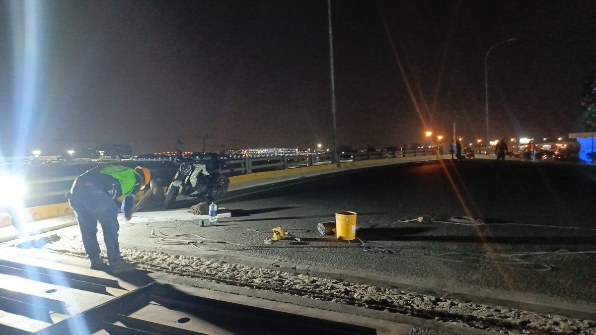 🚧#ATMinforma | Por trabajos de mantenimiento en las juntas, se realiza el cierre del paso a desnivel que une el puente de la Unidad Nacional con la Av. Pedro Menéndez Gilbert.

🕛 Las labores se ejecutan en horario nocturno, hasta las 05:00, con el fin de no alterar la movilidad