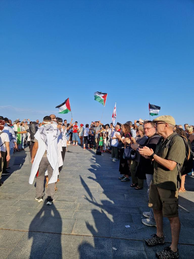 ProuComplicitat #AturemElGenocidi (@proucomplicitat) on Twitter photo 🔴 Ahir a la tarda davant l'Hospital del Mar a BCN
Snitaris x Palestina entregarà 2.200 signatures de professionals de la salut per demanar accions contundents a <a href="/desdelamoncloa/">La Moncloa</a> 🇵🇸
Qui més li ha de dir? Trenqui relacions amb un estat genocida, també les militars.
#EmbargoYA 🔴 Ahir a la tarda davant l'Hospital del Mar a BCN
Snitaris x Palestina entregarà 2.200 signatures de professionals de la salut per demanar accions contundents a <a href="/desdelamoncloa/">La Moncloa</a> 🇵🇸
Qui més li ha de dir? Trenqui relacions amb un estat genocida, també les militars.
#EmbargoYA