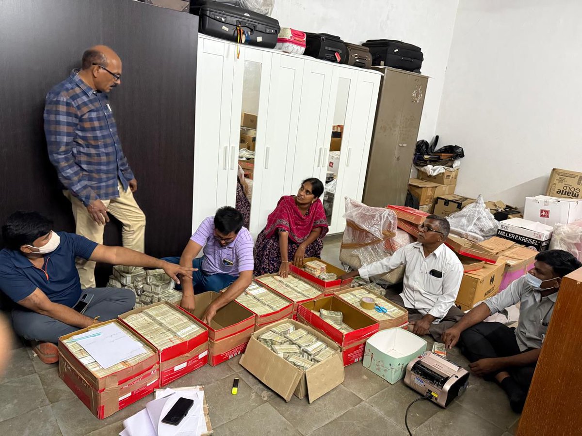 Knowledgeofap's tweet image. 11 crores cash was seized from a farm house in #Hyderabad  by #AndhraPradesh SIT in connection with liquor case