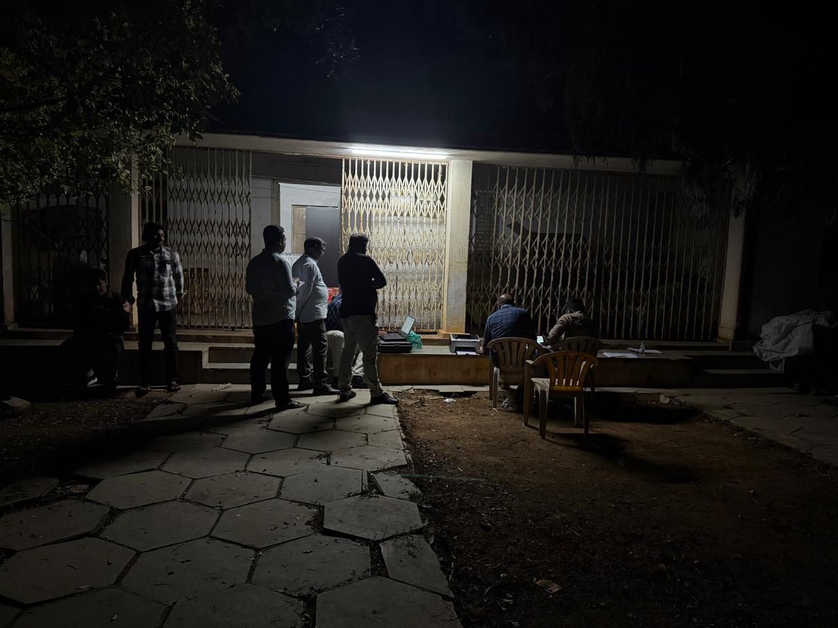 Knowledgeofap's tweet image. 11 crores cash was seized from a farm house in #Hyderabad  by #AndhraPradesh SIT in connection with liquor case