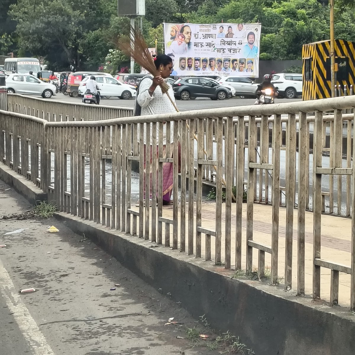 #Pune, #पुणे: A positive change , there are lot of sweepers &amp; cleaners who are cleaning the roads, footpaths &amp; even BRTS bus shelters/stops. Take a moment to recognise their effort &amp; help their effort by  not littering anywhere.