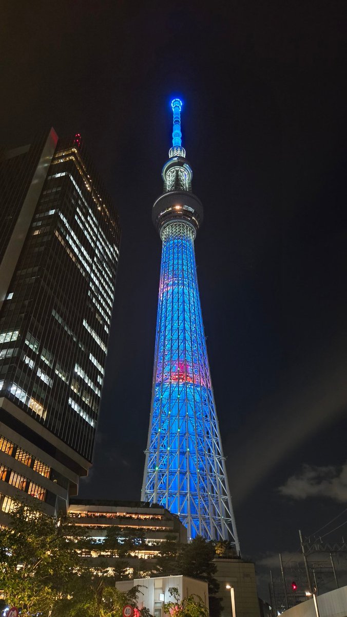 夏の特別ライティング「金魚遊泳(泳ぐよきんぎょ)」青い水槽を赤い金魚がフワフワ踊るのカワイイ。スカイツリー、こんなこともできたのね!?