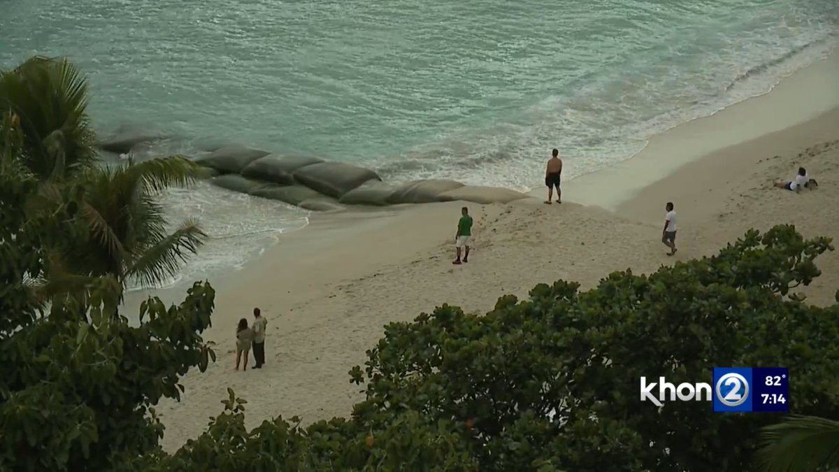 TysonWells59814's tweet image. People are still standing at the beach in Hawaii..

#Hawaii #Warning #Evacuate #Tsunami