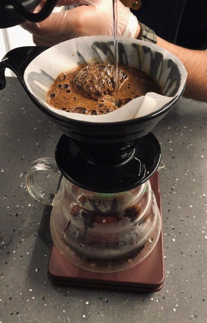 خير ما تكتبه هو ذلك الذي تكتبه وكأن أحدًا لن يقرأك، ذاك الذي تكتبه باطمئنان وكأنك تعترف، كأنك تتعرى.
كأنك تضع نفسك المحملة على طاولة وتشرحها وأنت مقفل على عزلتك الباب ونوافذ البيت، بلا خجل، بلا خوف، بلا حساب لأحد. 
#ممدوح_عدوان