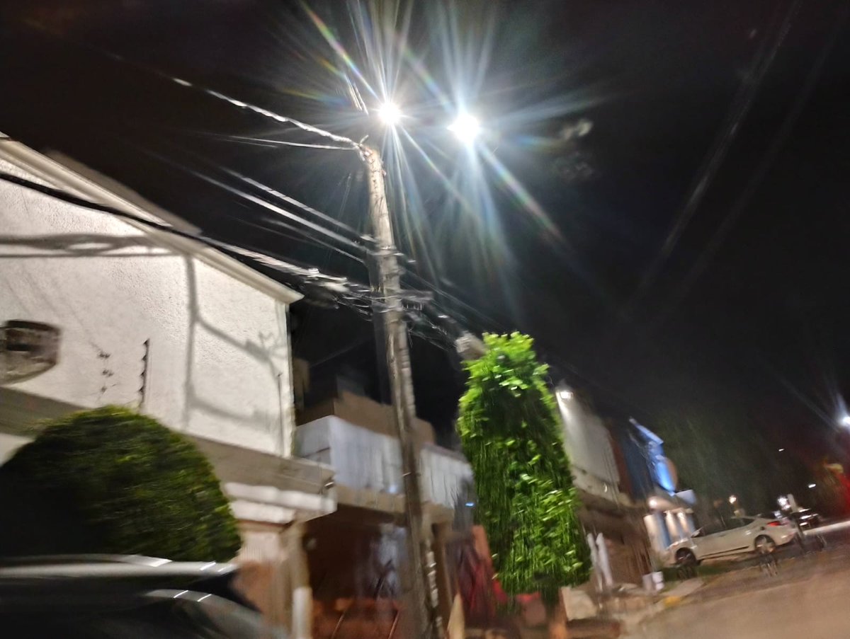 Pachicho74's tweet photo. @isaacsolar @GobNau Porque la calle de Tulias en Lomas de San Mateo tienen 2 luminarias en cada poste? Será que el Director de Obra Públicas quiere más luz en su calle? No es esto una malversación de recursos? https://t.co/cOsPXaFHYo