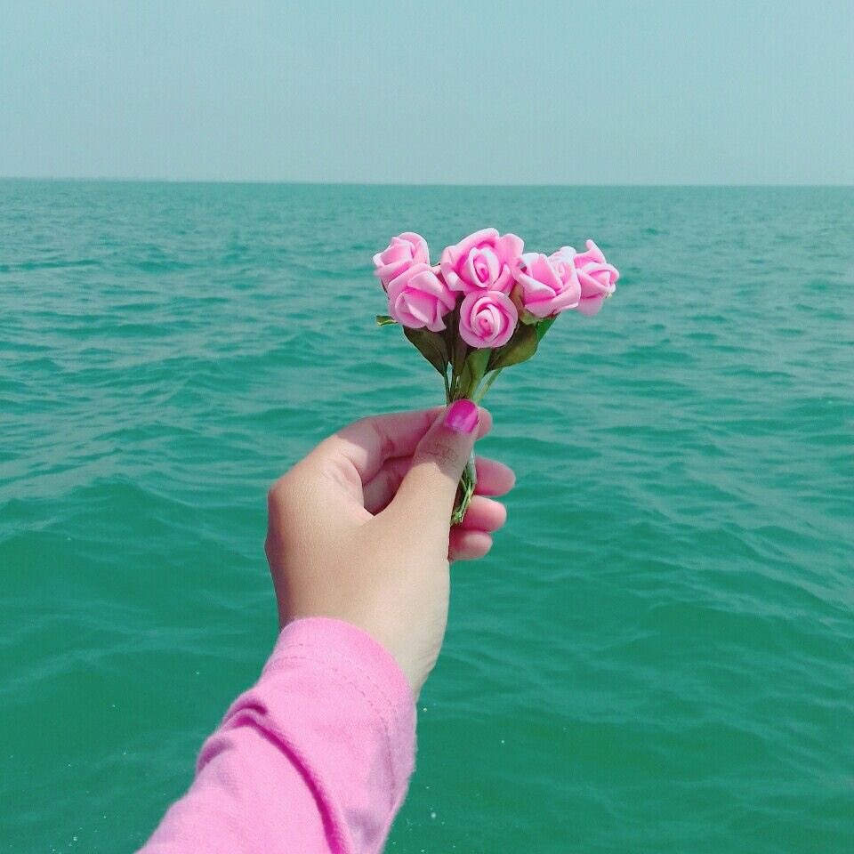 إن أردت أن تستيقظ سعيداً في الصباح 
فاعرف مع من تتحدث ليلاً...

- محمود درويش
#كلاوچي 😂