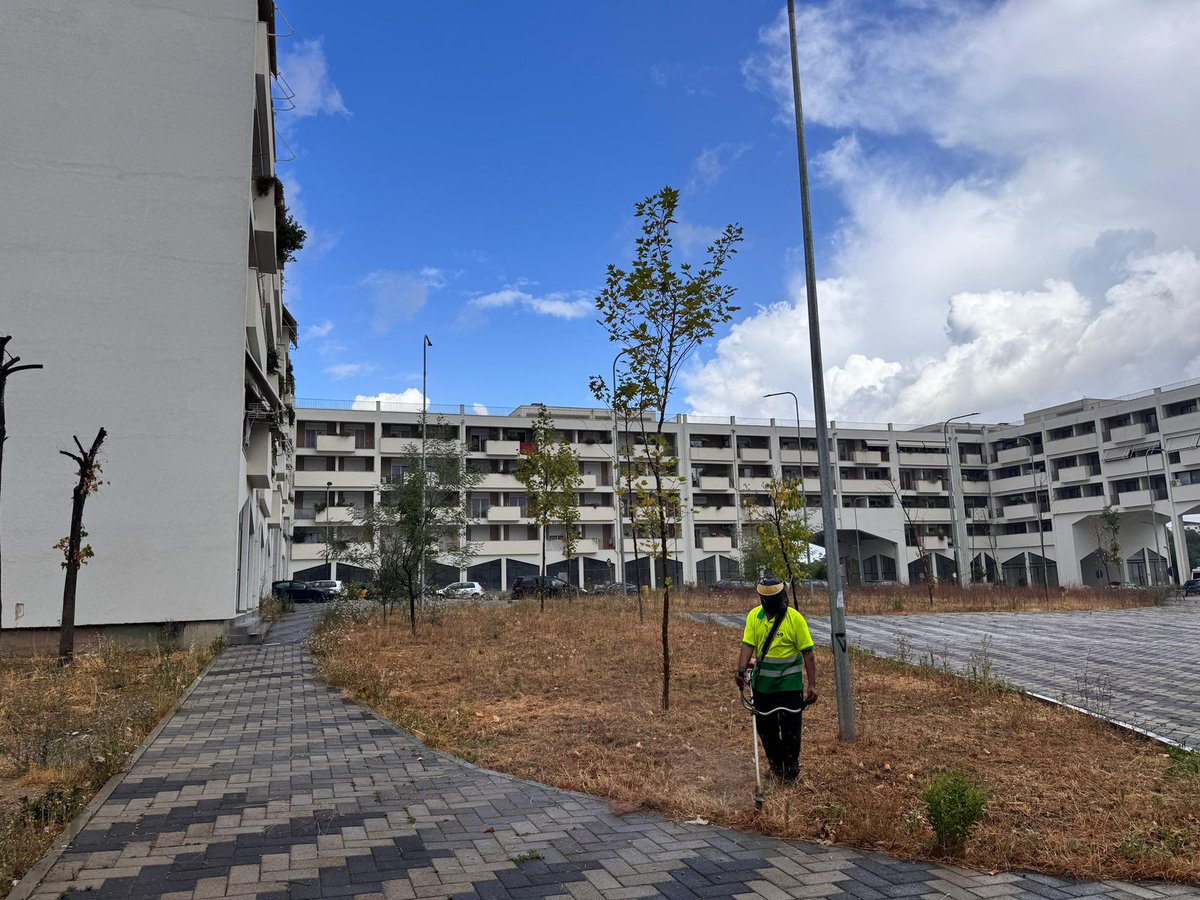 Uauu🥰! 
Pas rikualifikimit🌳🎋🌱 të zonës në fund të rrugës "5 Maj",kjo lagje jo vetëm që ka marrë tjetër pamje, 🤩👏🏻 por ka dhe maksimumin e përkushtimit nga punëtorët e qytetit.👷🏻‍♀️👷🏻‍♂️