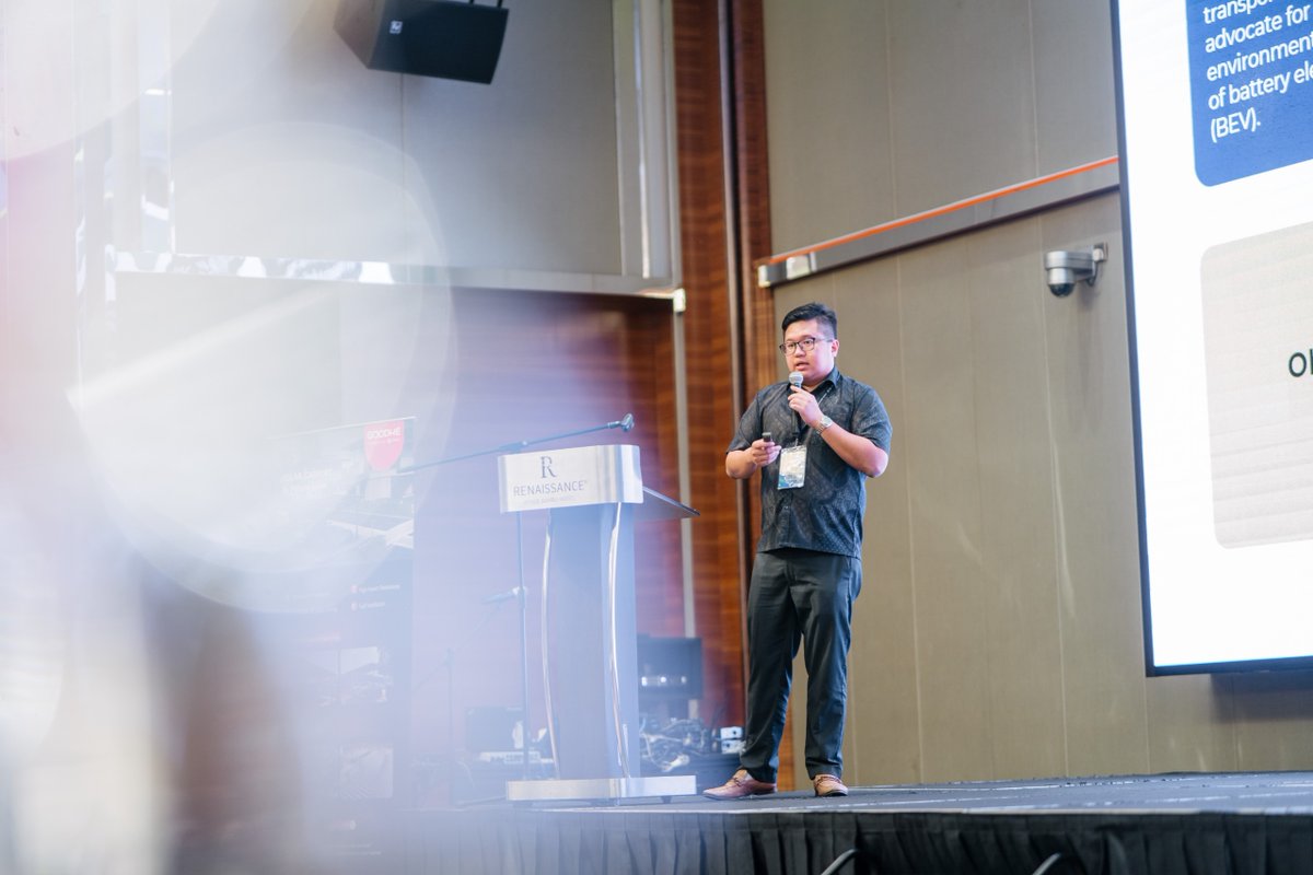 myzevaorg's tweet image. Mr. Pang Jun Jie (JJ), our Research Exco at MyZEVA, took the stage to spotlight Malaysia’s EV future.

From policy to innovation, his insights bridged EVs &amp;amp; solar power toward a cleaner, smarter nation.

#MyZEVA #EVMalaysia #SolarRoadshow #GreenEnergy #CleanMobility #EVTalks