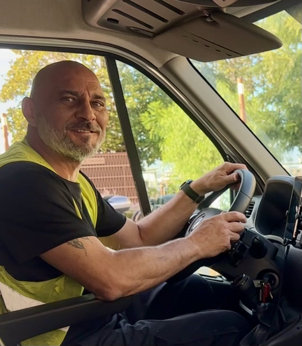 En direct des rues de #Cannes. Des sites d’accueil (points d’apports volontaires enterrés) des déchets parfaitement nettoyés par les agents de la <a href="/CACPLOfficiel/">Agglo Cannes Lérins</a> (ici : Stéphane) que je félicite pour le travail consciencieux.
J’en profite pour saluer l’action de la police