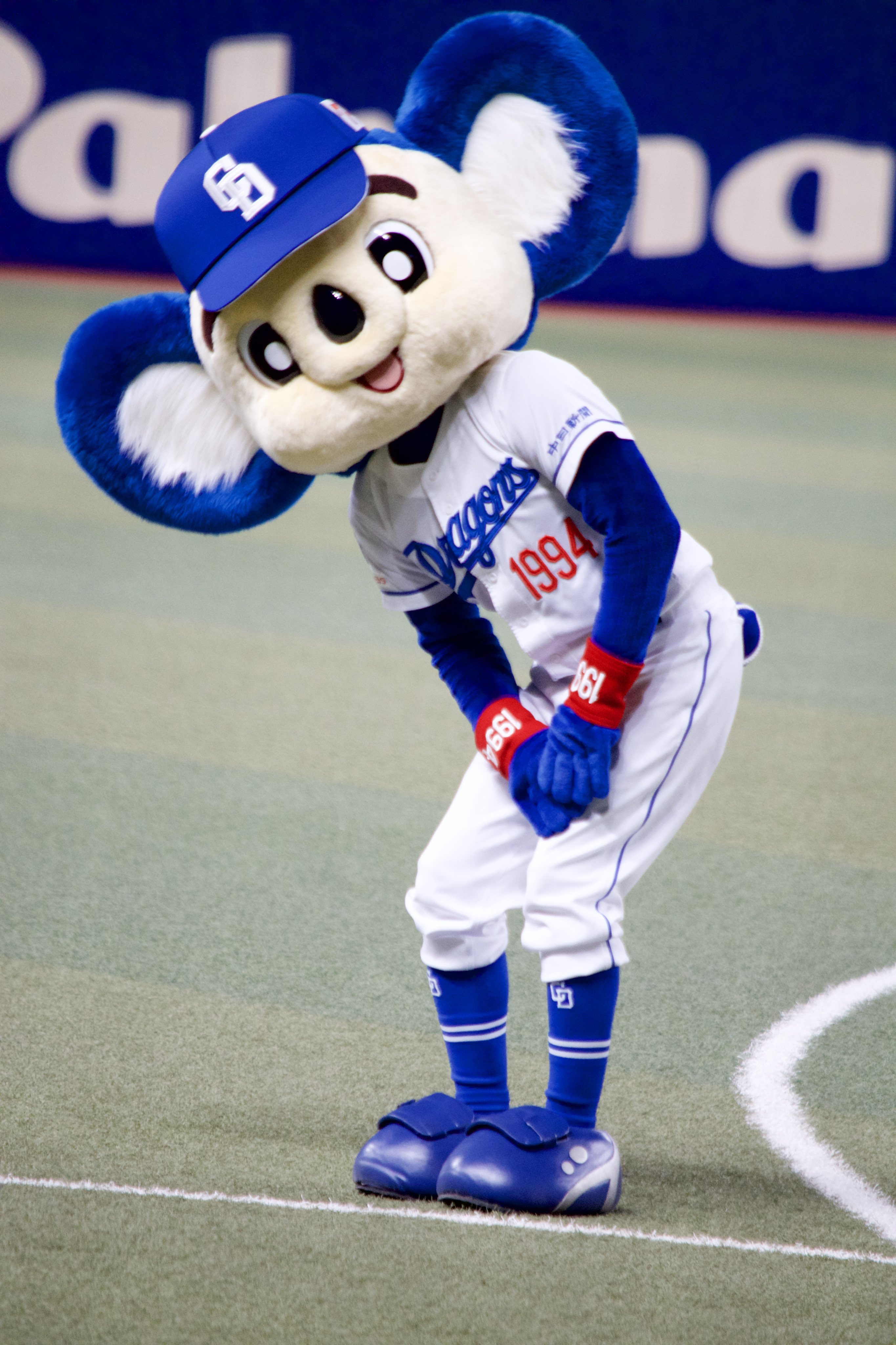 ナゴヤ球場 ドアラ大型ぬいぐるみ！中日ドラゴンズ主力選手寄せ書き直筆サイン付き ナゴヤ球場 ドアラ大型ぬいぐるみ中日ドラゴンズ主力選手
