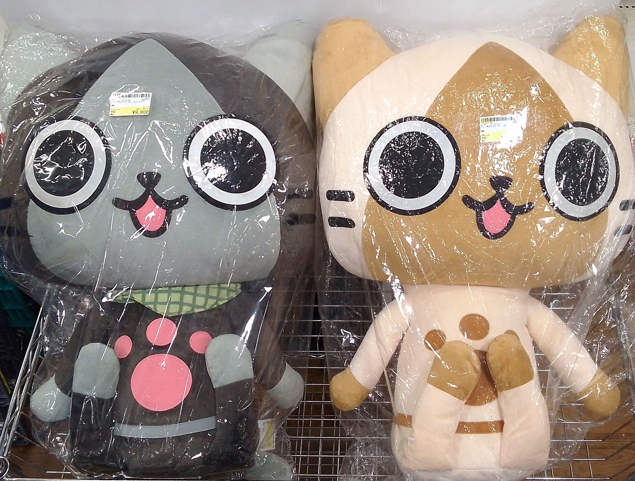 ぬいぐるみ　アイルー 特大おすわりぬいぐるみ 「AIROU」 イーカプコン on X: 