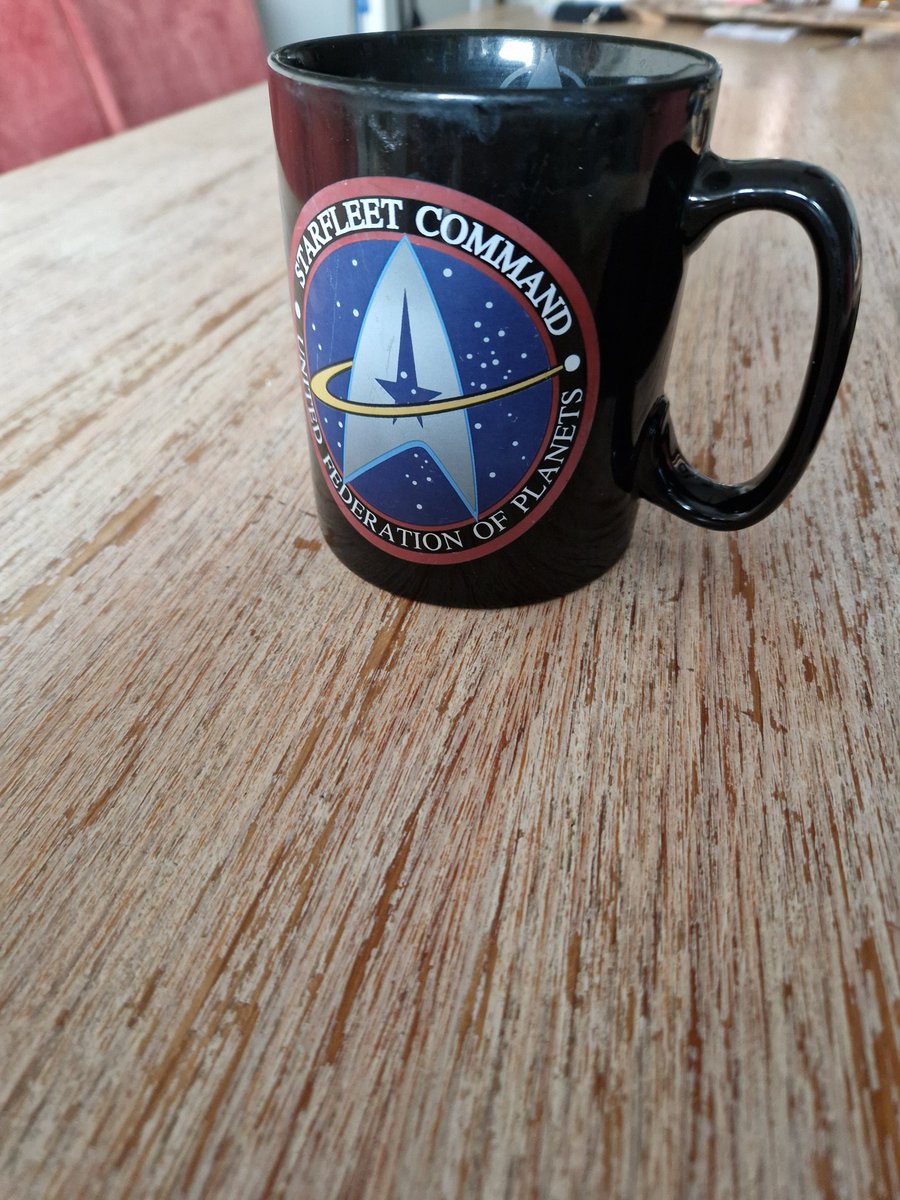 Moin, 1. Urlaubstag.
Erst mal Tea. Earl Grey. Hot.

Dann widmen wir uns den wichtigen Themen: Welche Bücher kommen mit in den Urlaub? Neue, ungelesene oder welche von denen, die ich noch einmal lesen möchte? 🤔

Niemand hat es so schwer wie ich.😇