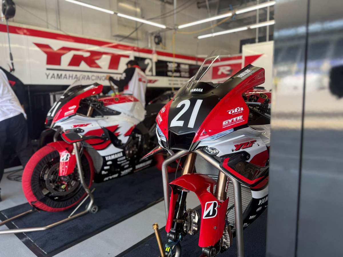 yamaha_race's tweet photo. #鈴鹿8耐
灼熱の鈴鹿サーキットに、ヤマハの鼓動が目を覚ます。   
中須賀選手がピットに姿を現すと、空気が変わった。   
今日、物語が始まる。

#YZFR1 #YAMAHAが美しい #RiseUP #がんばれヤマハ８耐 https://t.co/wqfroHbZkA