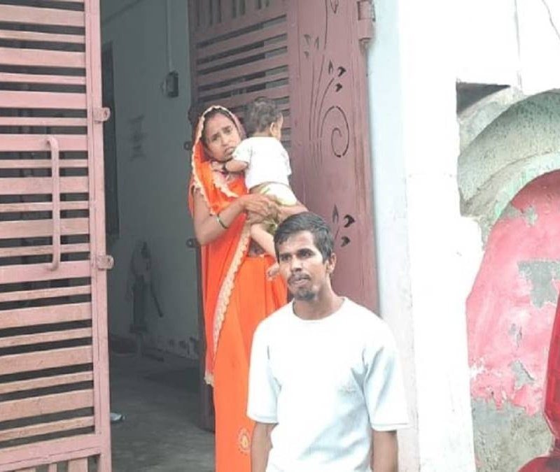 मामला है UP के झांसी जिले का,

यहाँ एक व्यक्ति ने एक प्राइवेट बैंक से 40 हज़ार रुपए का लोन लिया और उसने कुछ किश्तें जमा नहीं कर पाईं तो

बैंक वालों ने उस व्यक्ति और उसकी पत्नी को बैंक बुलाकर पत्नी को जमा कर लिया, बैंक वालों ने व्यक्ति से कहा कि

"किश्त दो, पत्नी को ले जाओ"

जब