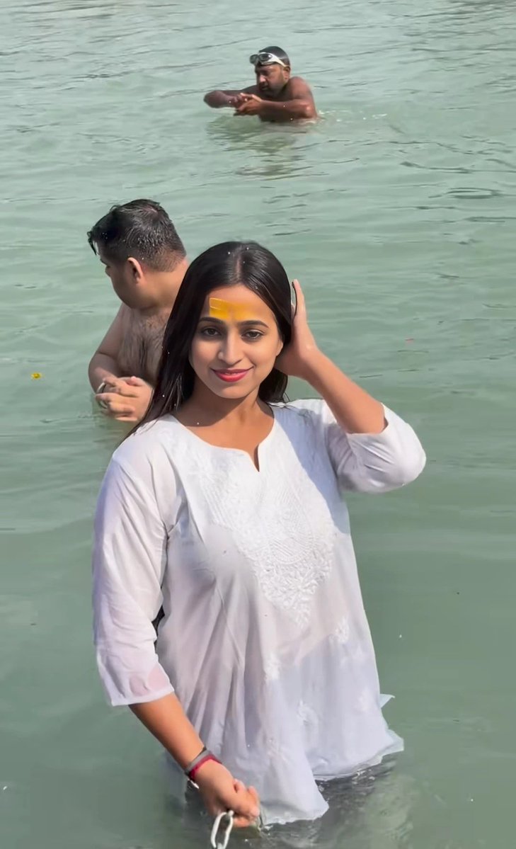 मैं हूं आपकी संस्कारी शेरनी Shalini Gupta लाइक रीट्वीट नहीं करोगे मुझे?
कैसी लग रही हूं गीली होकर?