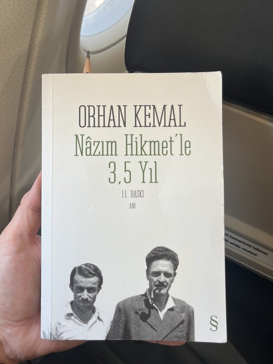 Orhan Kemal’in Nazım Hikmet ile hapishane anılarını anlattığı bu anı kitabına İstanbul’da başlamış, 10 sayfa okuduktan sonra kitabı kapatıp “bu kitabı yolculukta okumalıyım” demiştim. Kitabı okuyanlar neden bunu dediğimi anlamıştır. Kitabı okuyacak olanlar da beni anlayacaktır.