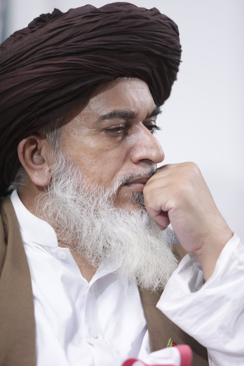 ایک عظیم لیڈر کےاصول
امیرالمجاہدین خادم حسین رضوی اپنےبیٹوں کوہر احتجاج میں ساتھ لےکر نکلتےتھےوہ قوم کو یقین دلاتےتھے کہ وہ اپنے اور دوسروں کےبچوں کےلیے یکساں خطرہ مول لیں گے 
دوسری طرف عمران خان؟ اپنے بچوں کو "محفوظ" رکھو، دوسروں کےبچوں کو "جیل بھجواؤ"۔ یہ لیڈرشپ نہیں مکاری ہے!