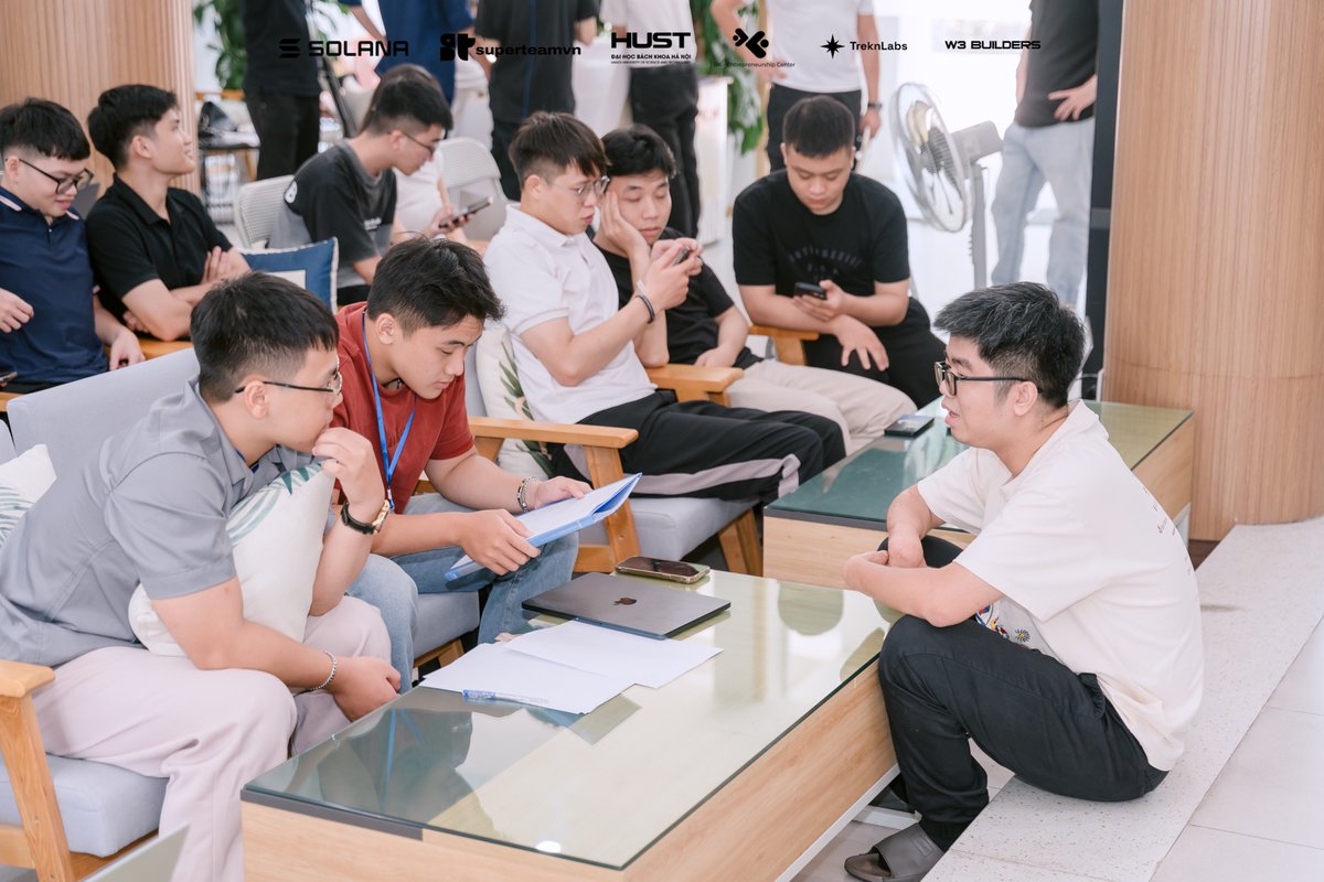 WearebuildersVN's tweet photo. The Solana Camp Hanoi vibe? Pure focus.

It's not about fun; it's where newcomers get the chance to truly grow and develop their abilities.

Watch them learn, watch them collaborate.

You'll feel their intense focus.

They might be new to some of this, but their hunger to build is undeniable.

These are the future developers shaping the @solana ecosystem!
-------
Solana Camp Hanoi 2025
➤ Hosted by: @SuperteamVN, BK Entrepreneurship Center, and Hanoi University of Science and Technology (HUST) 
➤ Co-hosted by: @TreknLabs, @WearebuildersVN