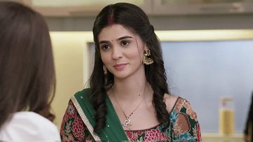 Pinkvilla247's tweet photo. Serving Looks & Dinner Like a Pro! 😮💨🔥
Pranali slays both the kitchen and the screen with her charm—Goldie Didi’s energy is unmatched! 🫵😭
#PranaliRathod #KumkumBhagya #ITA2025 #ITA2025PranaliRathod #PrarthanaMalhotra #ZeeTV #DesiDrama #SerialQueen #TVStarAsk https://t.co/TDE58xu0d0