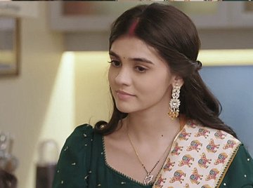 Pinkvilla247's tweet photo. Serving Looks & Dinner Like a Pro! 😮💨🔥
Pranali slays both the kitchen and the screen with her charm—Goldie Didi’s energy is unmatched! 🫵😭
#PranaliRathod #KumkumBhagya #ITA2025 #ITA2025PranaliRathod #PrarthanaMalhotra #ZeeTV #DesiDrama #SerialQueen #TVStarAsk https://t.co/TDE58xu0d0
