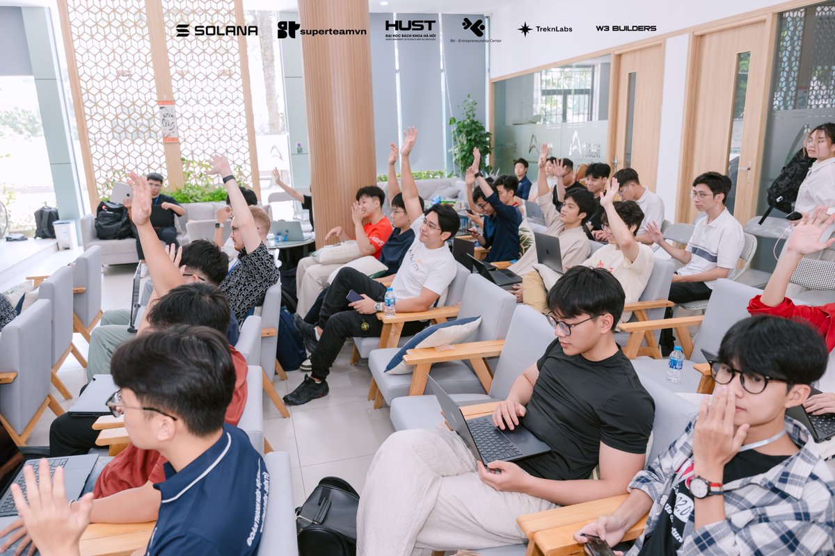 The Solana Camp Hanoi vibe? Pure focus.

It's not about fun; it's where newcomers get the chance to truly grow and develop their abilities.

Watch them learn, watch them collaborate.

You'll feel their intense focus.

They might be new to some of this, but their hunger to build